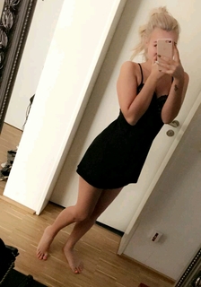 Dagi Bee feet photo thumbnail