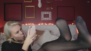 Dagi Bee feet photo thumbnail