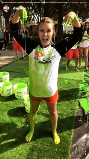 Dagi Bee feet photo thumbnail