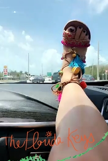 Dagi Bee feet photo thumbnail