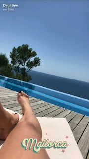 Dagi Bee feet photo thumbnail