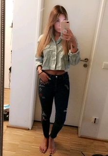 Dagi Bee feet photo thumbnail