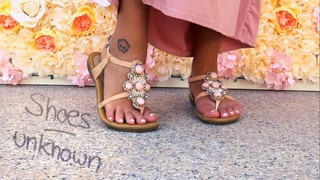 Dagi Bee feet photo thumbnail
