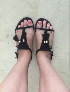 Dagi Bee feet photo thumbnail