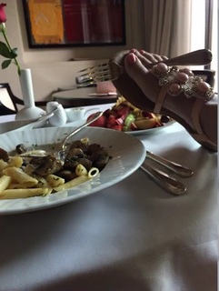 Dagi Bee feet photo thumbnail