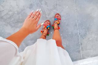 Dagi Bee feet photo thumbnail