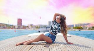 Dagi Bee feet photo thumbnail