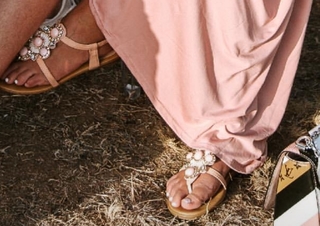 Dagi Bee feet photo thumbnail