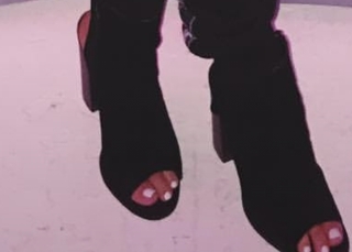 Dagi Bee feet photo thumbnail