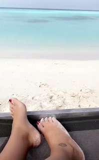 Dagi Bee feet photo thumbnail