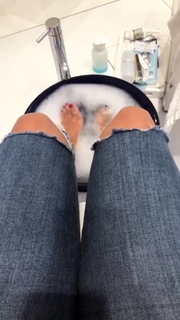 Dagi Bee feet photo thumbnail