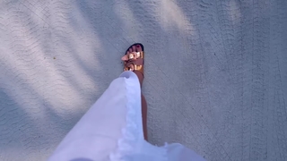 Dagi Bee feet photo thumbnail