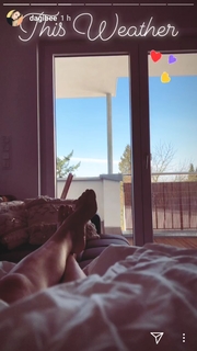 Dagi Bee feet photo thumbnail