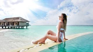 Dagi Bee feet photo thumbnail