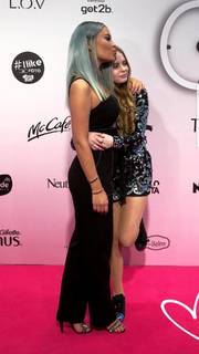 Dagi Bee feet photo thumbnail