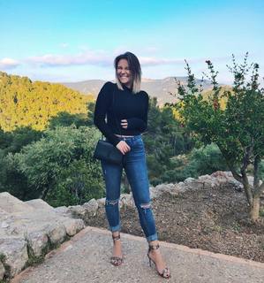Dagi Bee feet photo thumbnail
