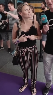 Dagi Bee feet photo thumbnail