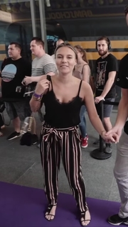 Dagi Bee feet photo thumbnail