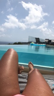 Dagi Bee feet photo thumbnail