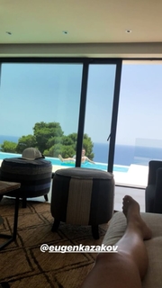 Dagi Bee feet photo thumbnail