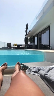 Dagi Bee feet photo thumbnail