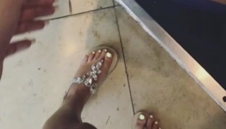 Dagi Bee feet photo thumbnail