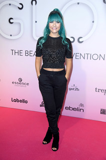 Dagi Bee feet photo thumbnail