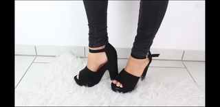 Dagi Bee feet photo thumbnail