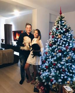Dagi Bee feet photo thumbnail