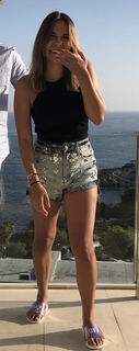 Dagi Bee feet photo thumbnail