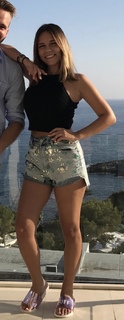 Dagi Bee feet photo thumbnail