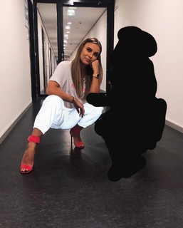 Dagi Bee feet photo thumbnail