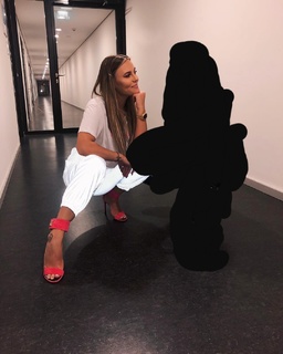 Dagi Bee feet photo thumbnail