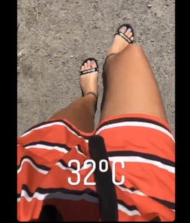 Dagi Bee feet photo thumbnail