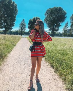 Dagi Bee feet photo thumbnail