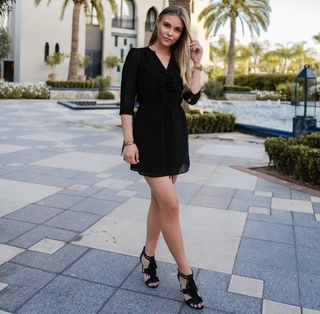 Dagi Bee feet photo thumbnail