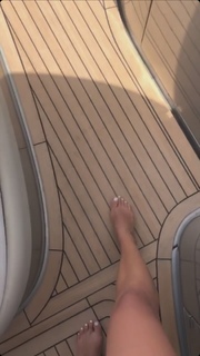 Dagi Bee feet photo thumbnail