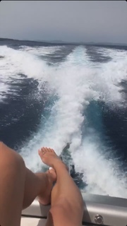 Dagi Bee feet photo thumbnail