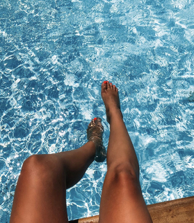 Dagi Bee feet photo thumbnail