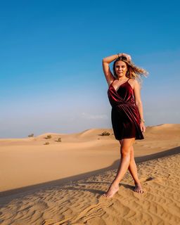 Dagi Bee feet photo thumbnail