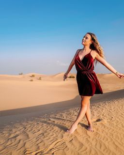Dagi Bee feet photo thumbnail
