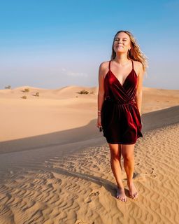 Dagi Bee feet photo thumbnail