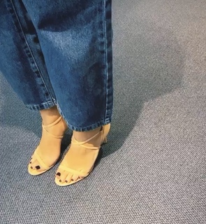 Dagi Bee feet photo thumbnail