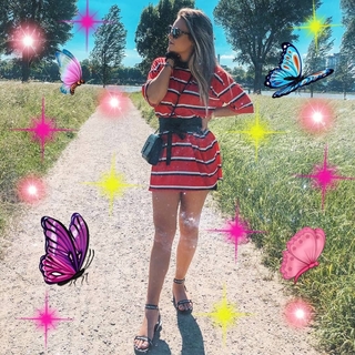 Dagi Bee feet photo thumbnail