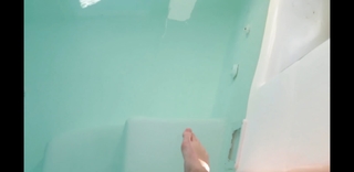 Dagi Bee feet photo thumbnail