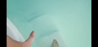 Dagi Bee feet photo thumbnail