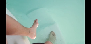 Dagi Bee feet photo thumbnail