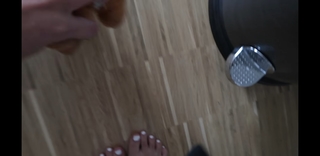 Dagi Bee feet photo thumbnail