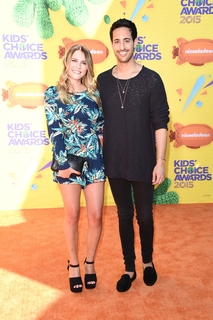 Dagi Bee feet photo thumbnail