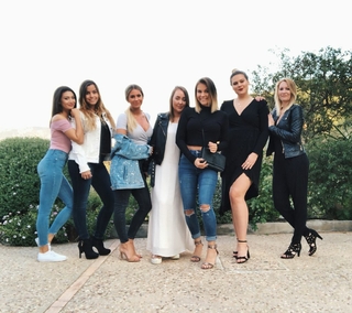 Dagi Bee feet photo thumbnail